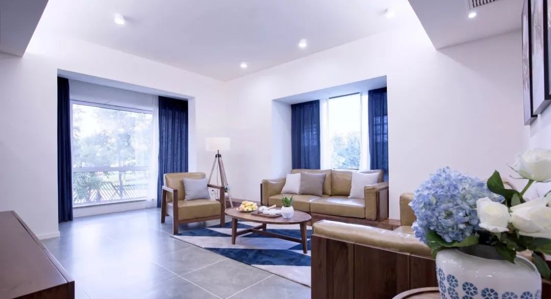 大白墙+不吊顶,头次见客厅把沙发半嵌入墙里,这设计我服!