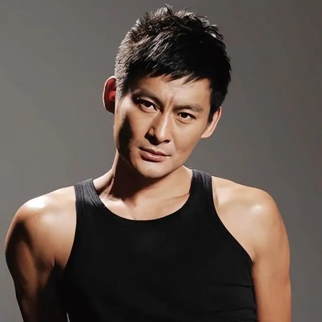 连花清瘟|55岁景岗山路边摊买水果,脸上满皱纹,瘦到认不出