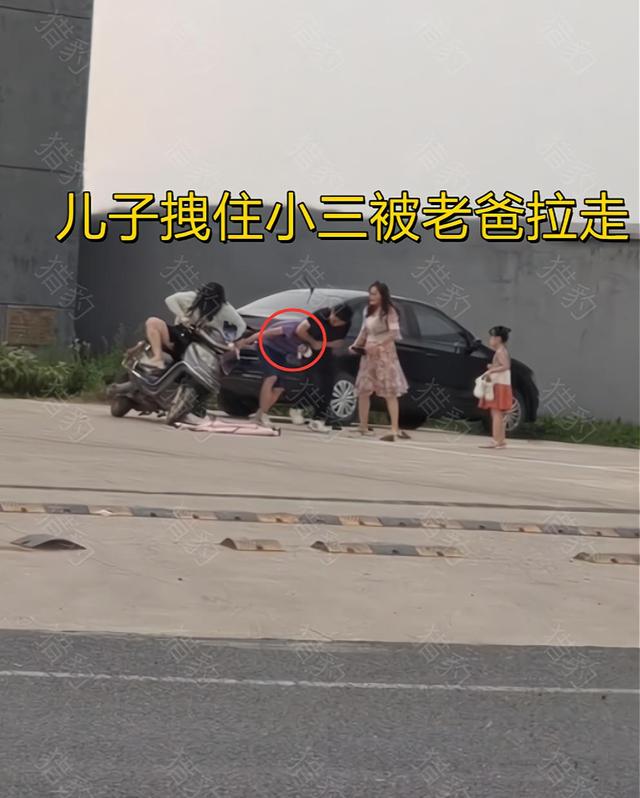 江苏男子带小三游玩被妻儿撞见,场面失控,儿子的举动让人破防