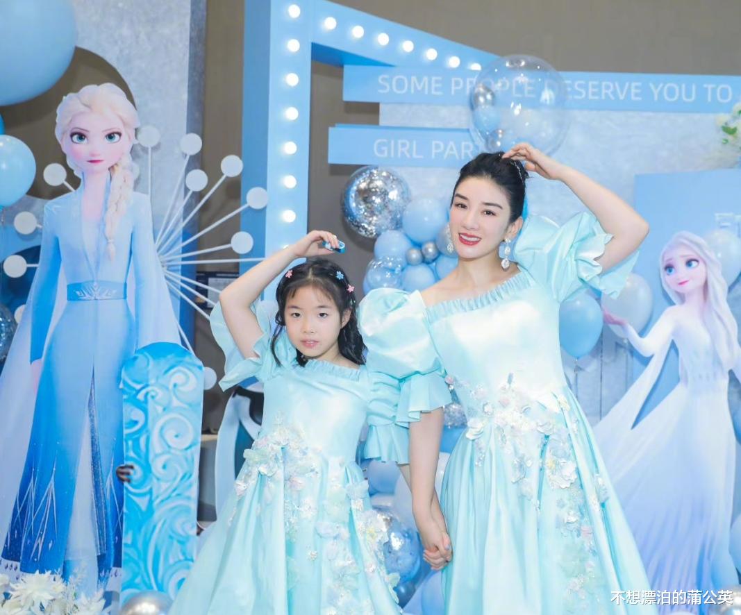 黄奕|黄奕为女儿庆生，公主裙+丸子头打扮像20岁，10岁黄芊玲不如妈妈美貌