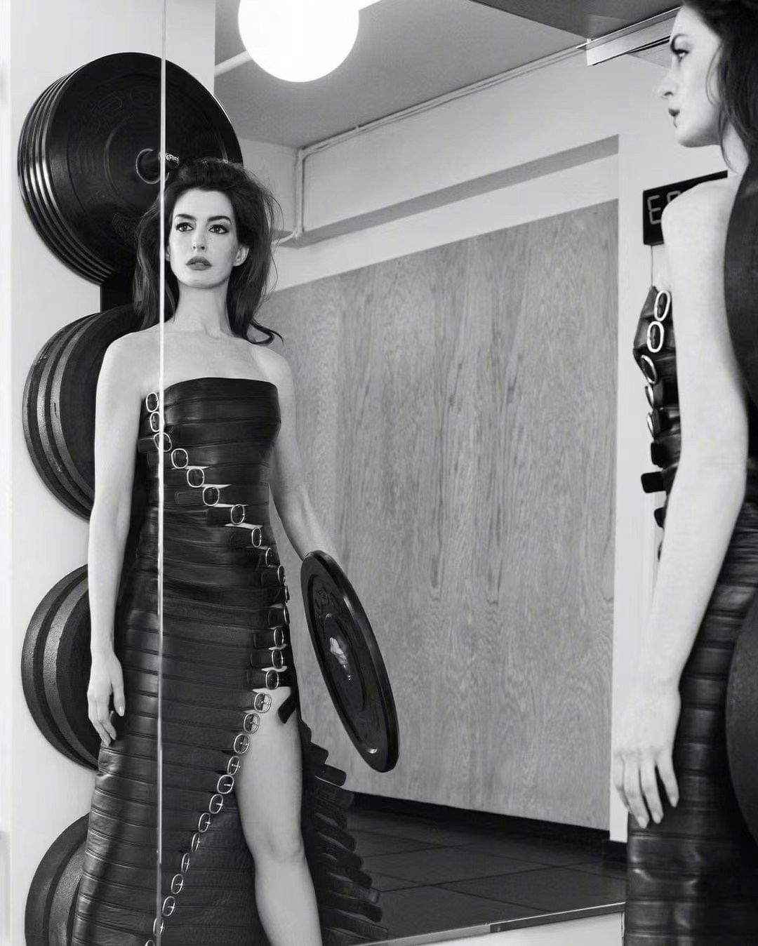 安妮·海瑟薇|40岁安妮海瑟薇比年轻时还美!新大片穿背心做运动,肌肉腿真性感