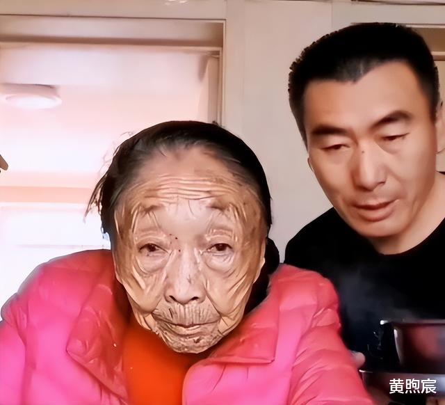 李玉成|邋遢!85岁马玉琴和二妹吃早饭,共用一个汤勺惹争议,网友:恶心