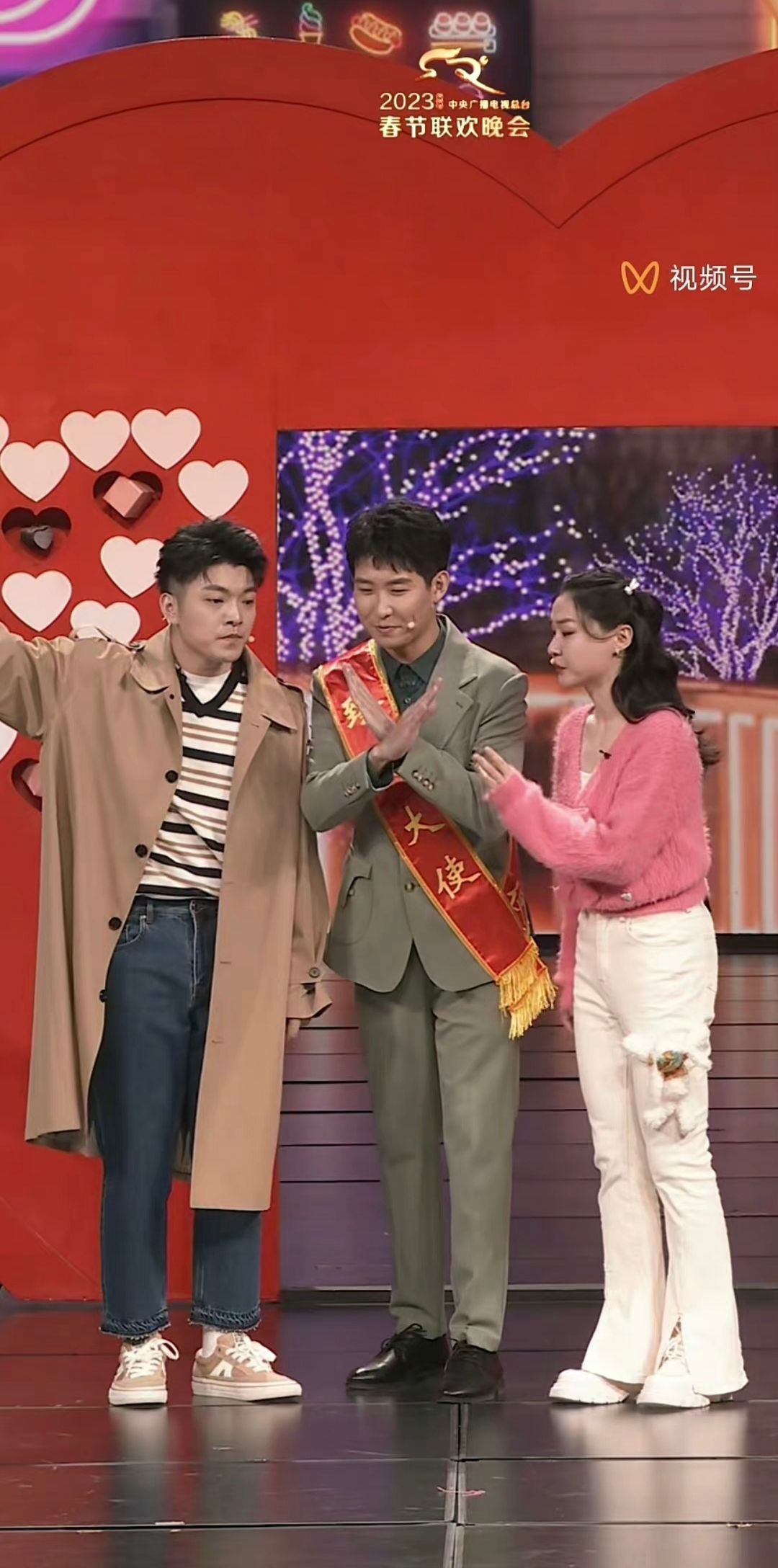 龚俊|一年一度喜人脱人丢人大会,脱口秀喜剧大赛成员春晚水土不服?