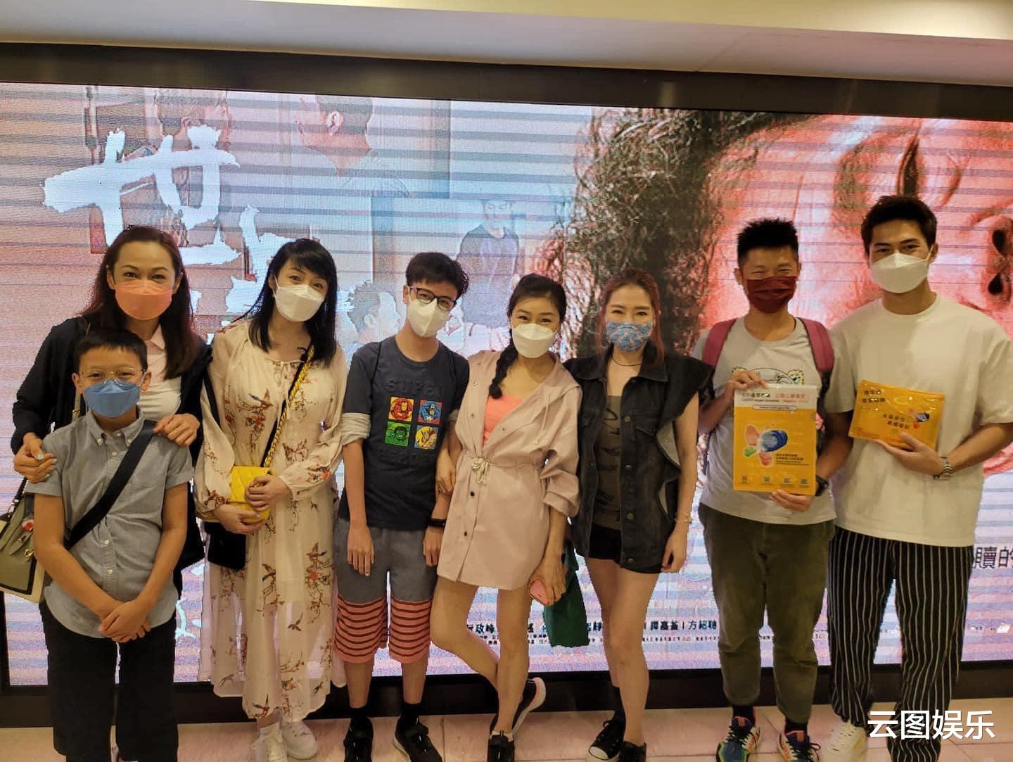 廖启智|廖启智遗作上映众星现身支持,61岁妻子罕露面,满头白发但精神好