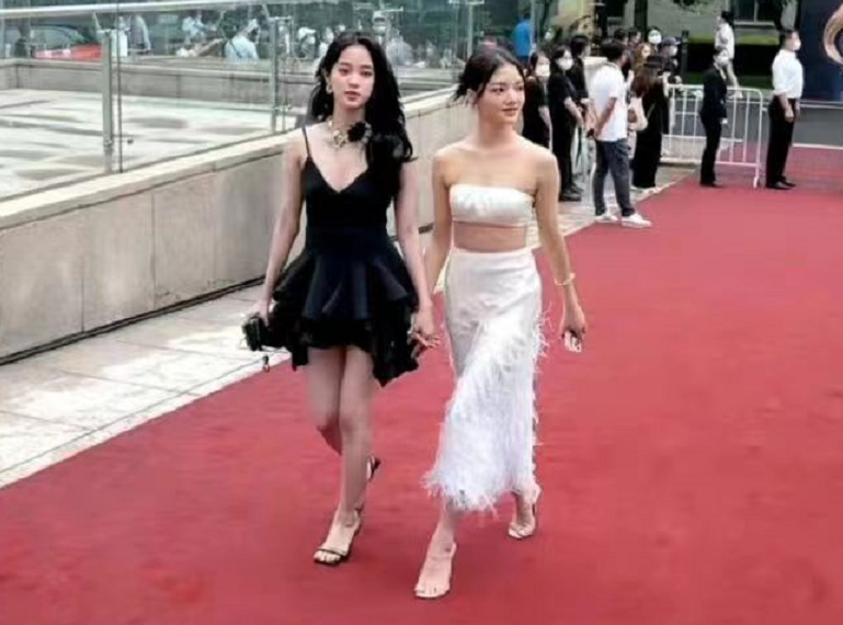 任敏|微博之夜亮点多！张艺谋爱女现身，男星穿运动鞋，任敏似头顶鸡窝