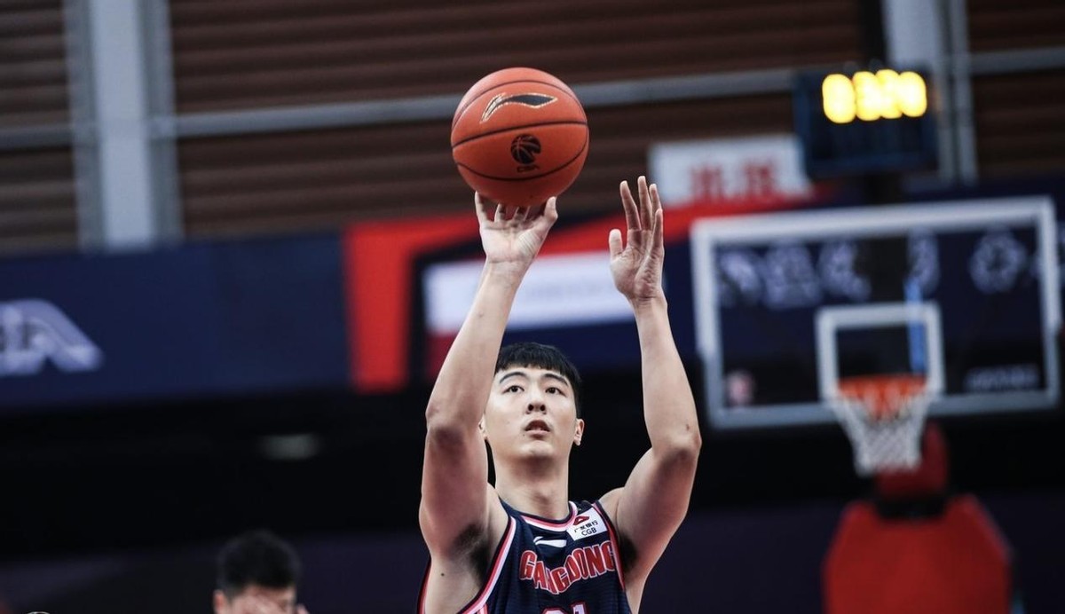 广东男篮|2米中锋想回归，广东首笔引援曝光！北大韩德君自荐，杜锋会要吗