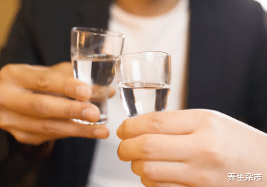 养生|再三提醒:不论男女,晨起出现4种异常,多半是肾衰,尽早就医