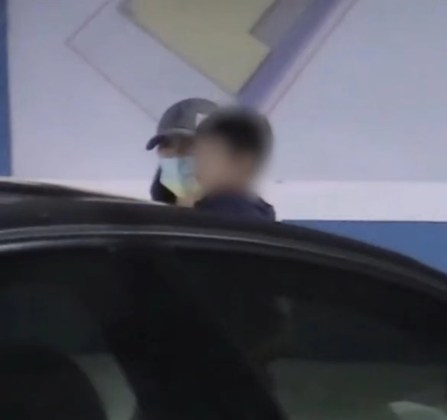 章子怡|章子怡带娃外出,全程抱在怀中不撒手,小儿子脸颊肉乎身高惊人