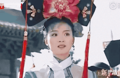 土豆丝 45岁王艳一身白绒大衣游故宫,肌肤白皙细腻,难怪复出后人气依旧