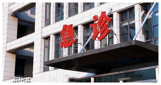 21年男子四川看急诊，拉着中年妇女叫爸爸，医生看化验单当即报警