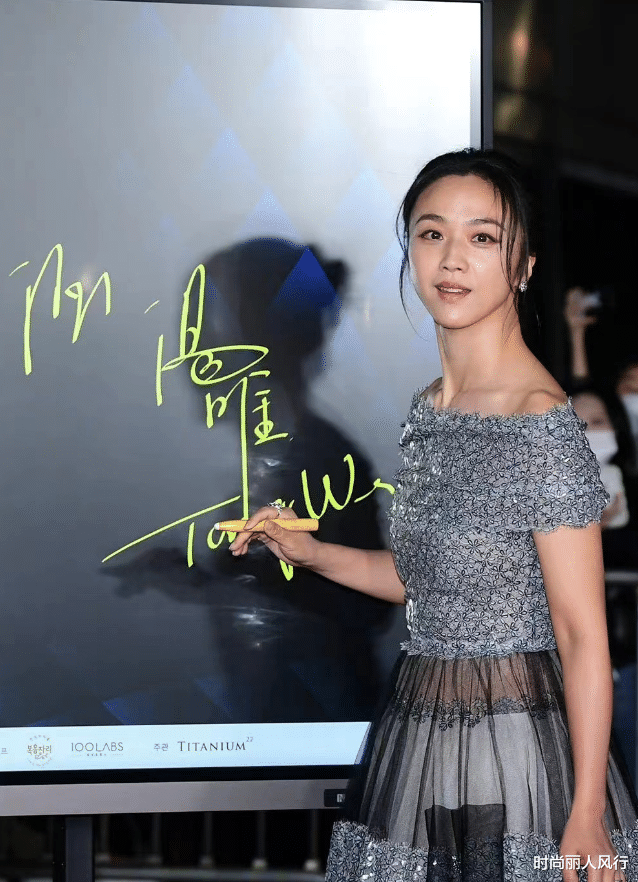 运动 43岁汤唯闪耀亮相韩国青龙奖红毯!穿香奈儿高定赢得轻松,太美了