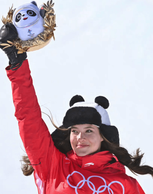 冰墩墩|众女明星与冰墩墩合照表达爱意