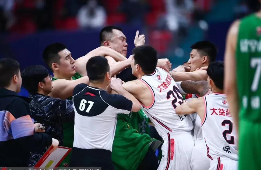 广东男篮|杨鸣慌了！广东祭出两大王牌，郭艾伦杀手星夜驰援，杜锋老谋深算
