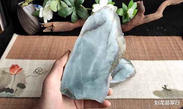 翡翠|玉石记：价值30多万的翡翠原石，一刀切开后还能剩多少？