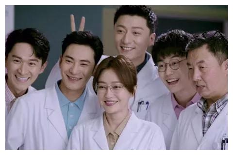 关于唐医生的一切|《关于唐医生的一切》里唐佳瑜穿的衬衣又帅又飒,医生手术帽好潮