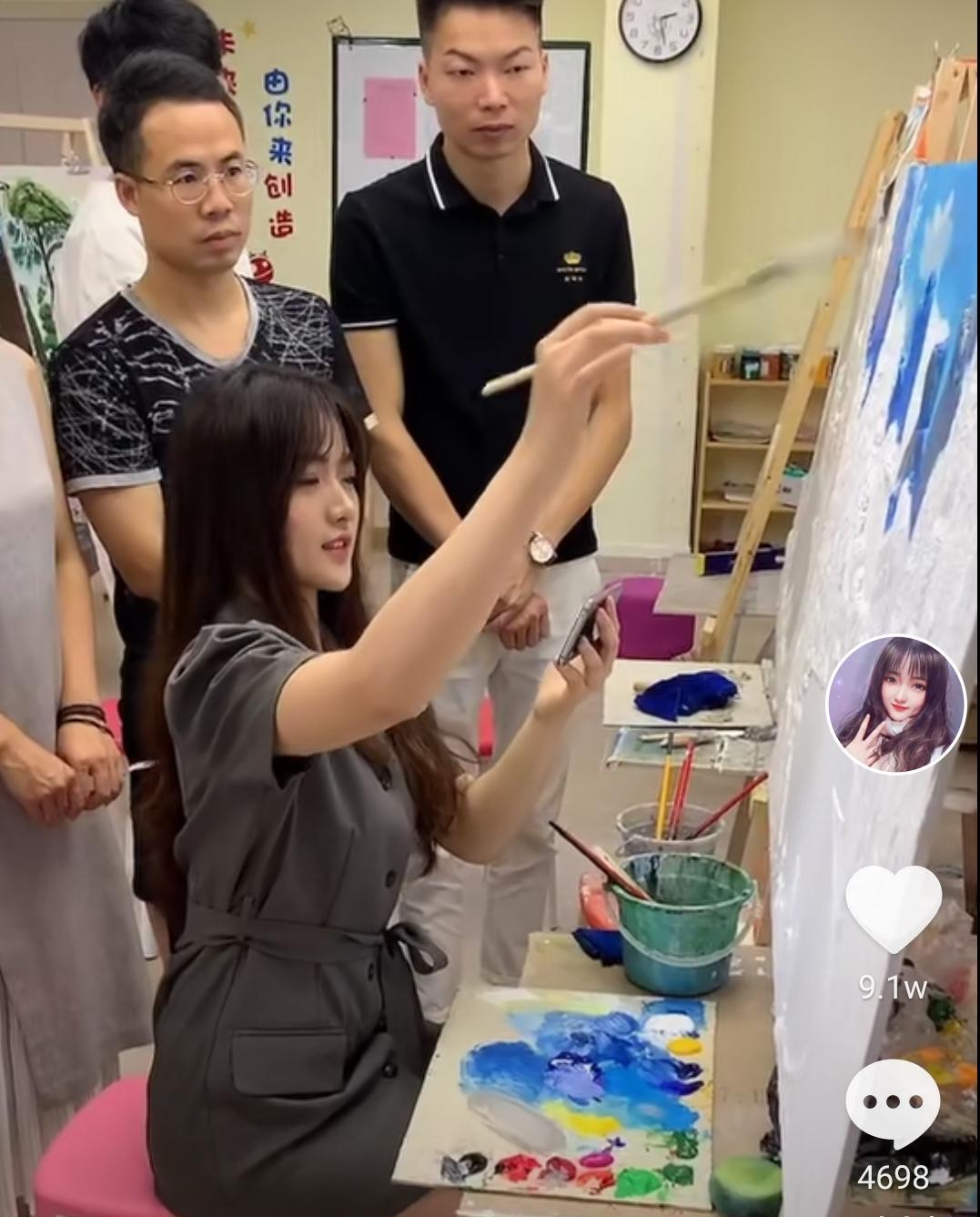95后女孩靠画壁画6天赚4万,网友:长得好看还赚得多