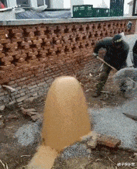 还珠格格|“看还珠格格，为什么尔康要搂着金锁？”求讲解！