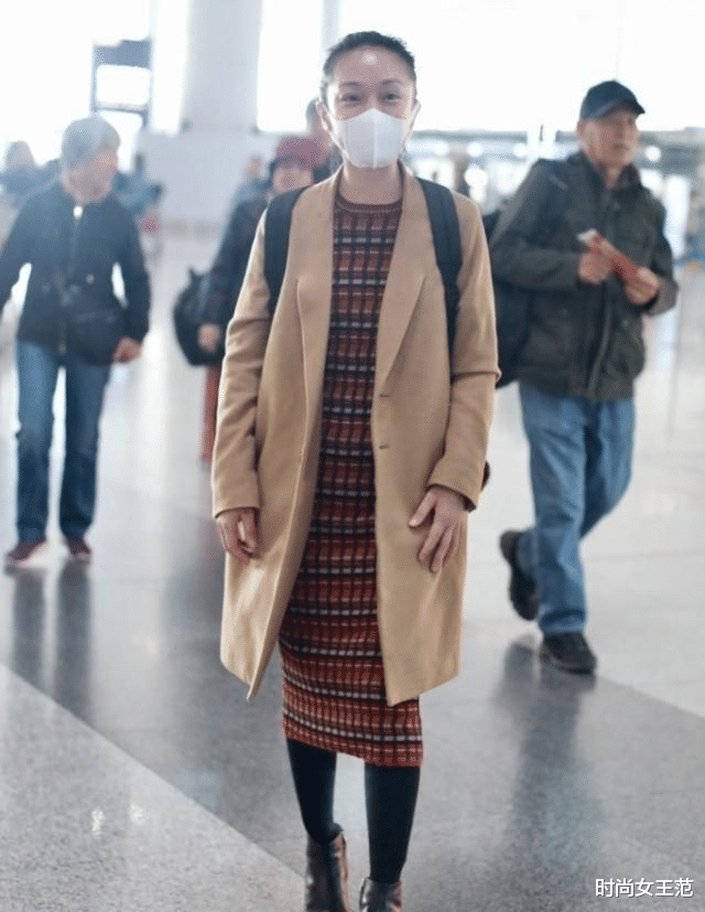 圣诞节|周迅中年人打扮走机场，不拘束不伪装，满脸皱纹却是越看越舒服！