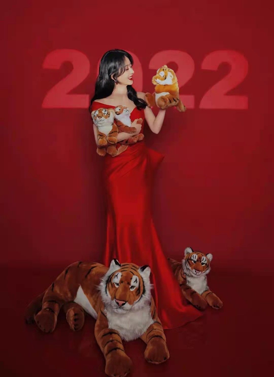 赵丽颖|赵丽颖新年开门红穿搭火出圈!扮小老虎卖萌,春晚压轴表演太争气