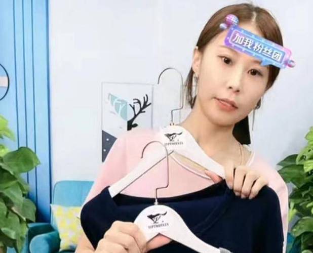 |连铂金都捧妮妮!网友:妮妮的今天会不会成为威静的昨天?