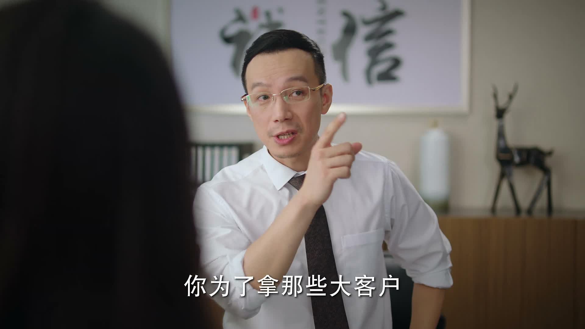 女人状告男同事性骚扰，影响到了公司的正常运营，男上级让她主动辞职时