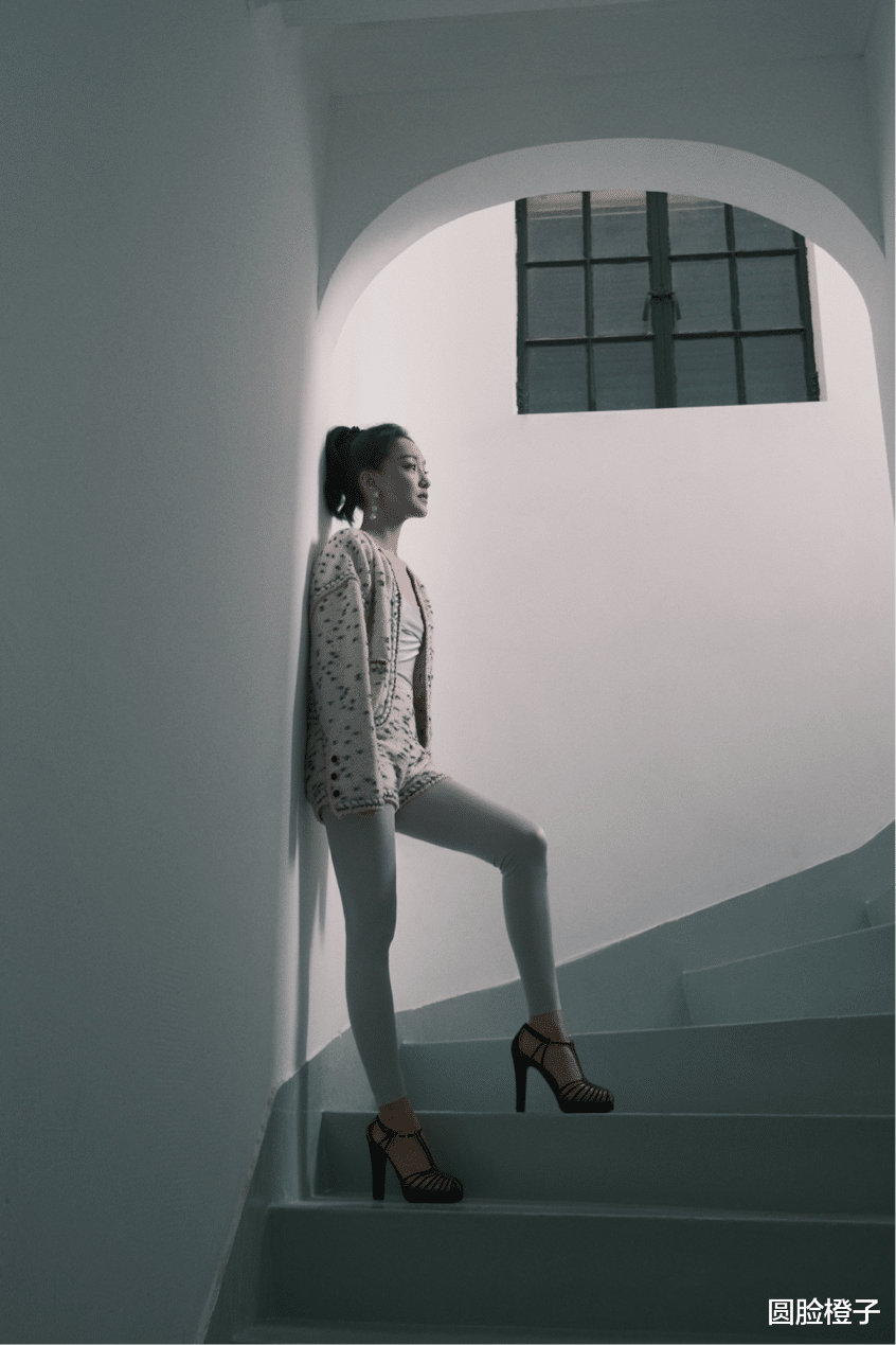 周迅|周迅穿礼服太美了！一身紫色薄纱裙亮相，一头盘发温婉迷人