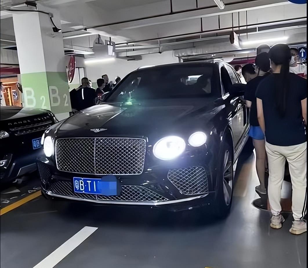“宾利女车主”车位闹剧真相大白,涉事各方回应,碰瓷男身份曝光