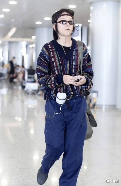 窦靖童|窦靖童不走寻常路，一身蓝绿撞色穿搭走机场，头上戴绿帽更戏精