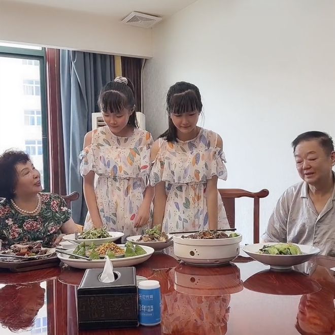 72岁盛海琳为双胞胎女儿庆毕业,中风老公激昂发言