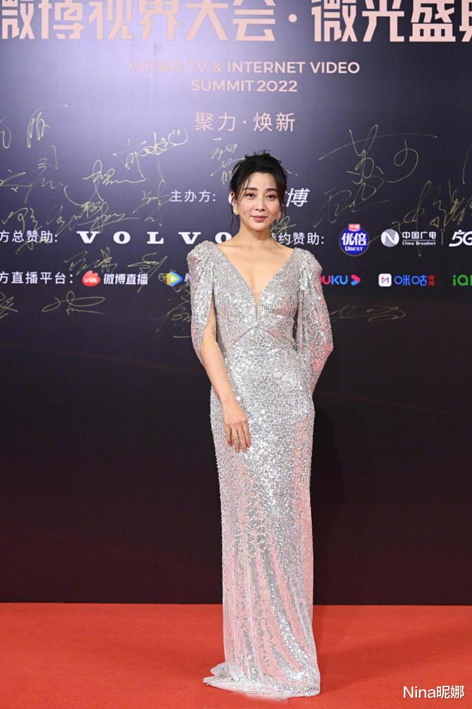 关晓彤|微博视界大会红毯80后完胜90后，baby封神赵丽颖像阿姨，“格格”关晓彤独木难支