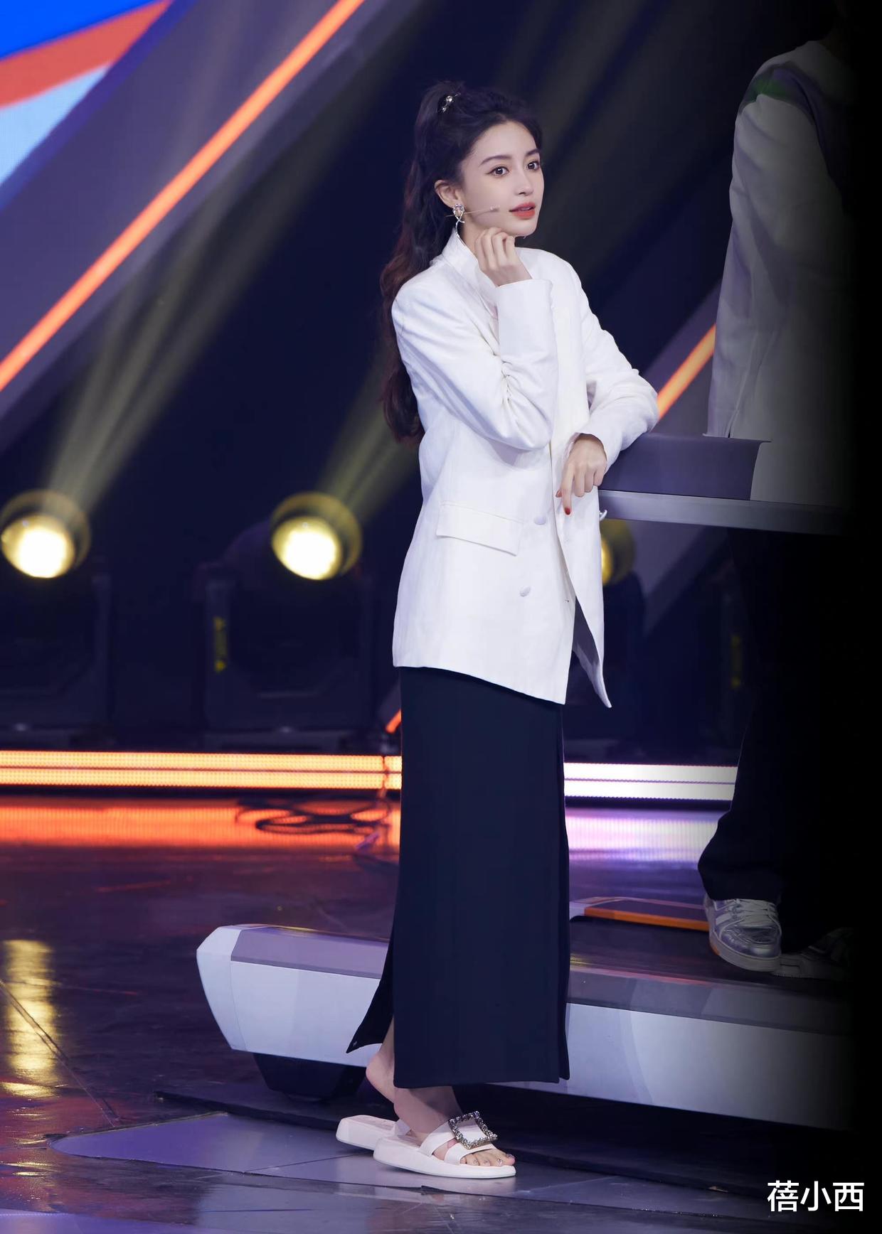 短发 “杨颖”离婚后更美了，穿牛仔外套扎高马尾亮相，称得上最美辣妈