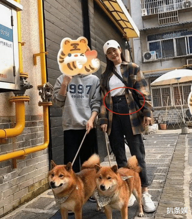 沈梦辰|沈梦辰晒与孟佳聚会照，卷起上衣大展“蚂蚁腰”，疑辟谣怀孕传闻