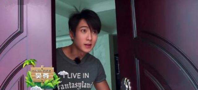 吴尊晒出自己的豪宅，门口立了四根大理石柱，气派程度堪比皇宫