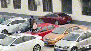 三名小孩暴力打砸小汽车,同伴在一旁喊加油,网友怒了:怎么教的?