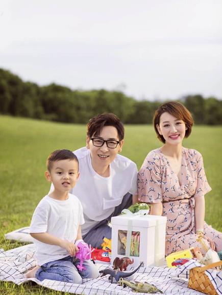 参观李好现实的豪宅,家里设计旋转楼梯,装修很有想法