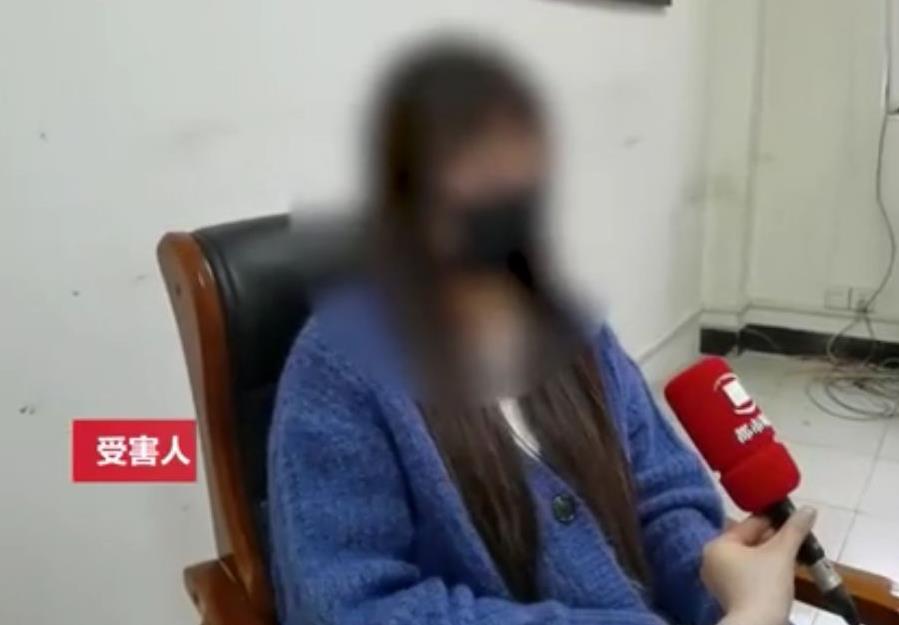 男子同时交往20多名女友,曝光后,网友:长这样也能骗钱骗色?