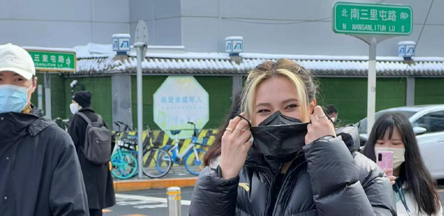 方媛|谷爱凌翘起二郎腿,霸气又可爱!冬奥冠军来三里屯,大批粉丝守候