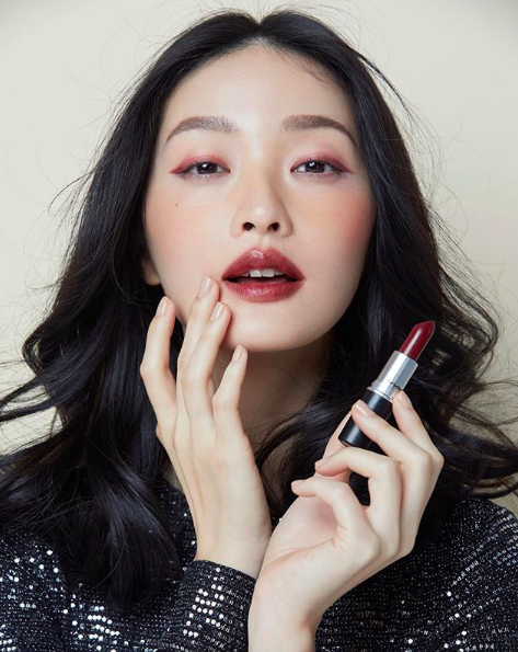 唇膏 2019年流行让气血加分的唇膏！一搽白三个色阶，还买什么美白精华