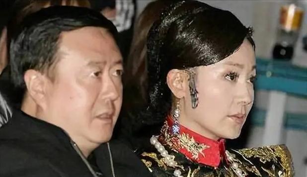 尤小刚|尤小刚与田歌离婚30年：他三婚娶小妻子64岁做父亲，她至今单身