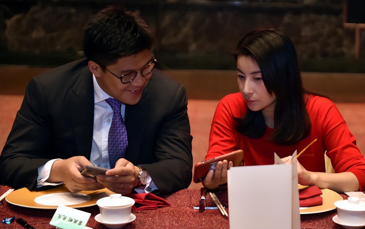 霍启刚|霍启刚郭晶晶结婚时,李嘉诚没喝喜酒就走,是害怕碰到李兆基?