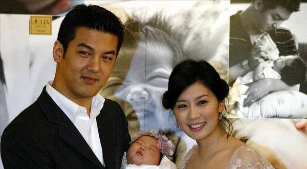 贾静雯|贾静雯大女儿梧桐妹,染黄发穿露背装参加同学聚会,年仅16岁