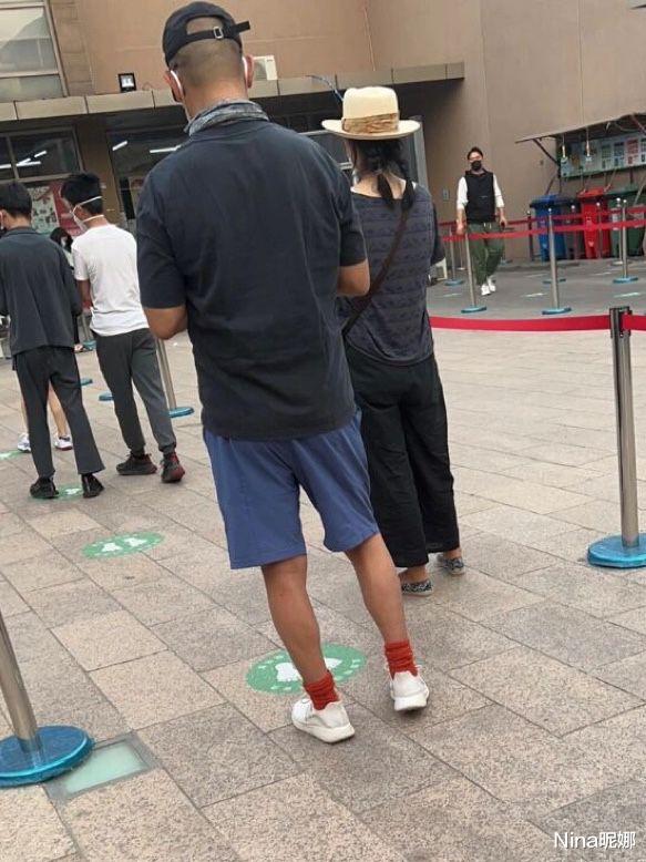 周韵 44岁周韵也太爱美了，做核酸穿T恤扎双马尾变小姑娘，现场无人识