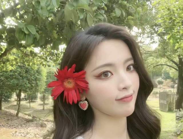 杨超越 杨超越花蝴蝶造型再次美出新高度，魅惑眼妆加分