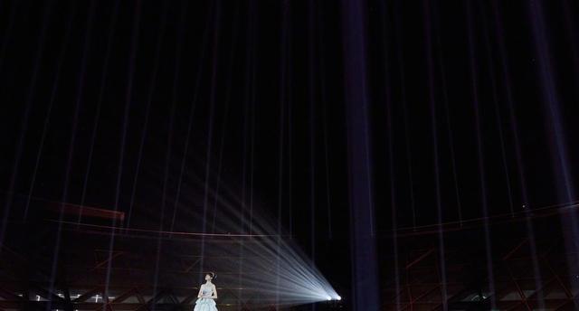 唐嫣|唐嫣亮相东方卫视春晚,仙女裙太美,粉丝羡慕不已!