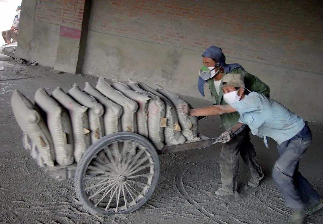 农民工搬3车水泥,说好500元工钱却减半,拿起水管业主慌了