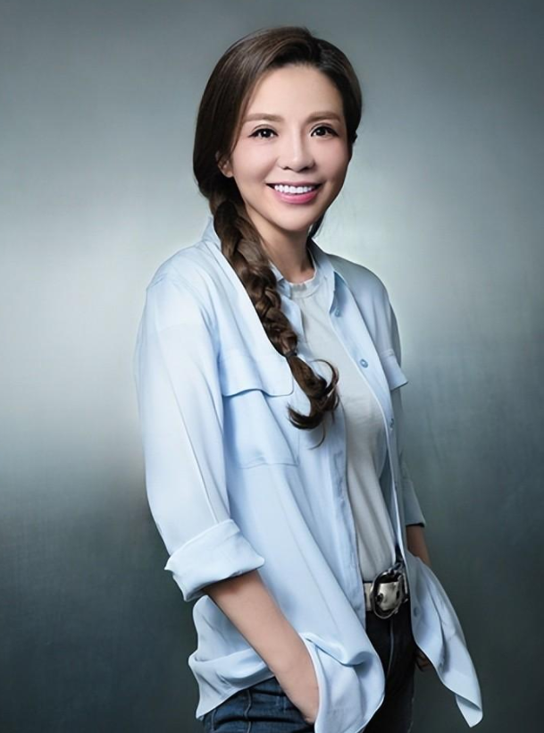 朱迅|金鹰奖开幕，两位主持人大变样，朱迅整容过度，汪涵苍老又邋遢