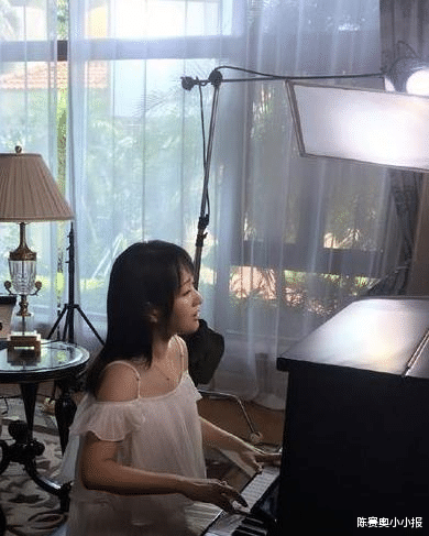 参观杨钰莹住的豪宅,如今50多岁了,装修依然很少女