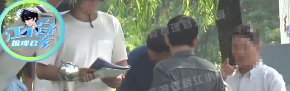 片场|已婚男星片场被拍,与女星搭腿举止亲昵,网友称行为越界