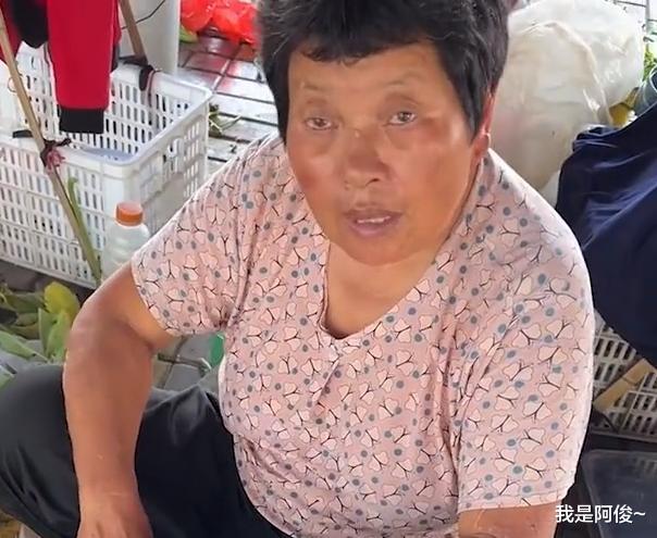 卖菜阿姨边打瞌睡边找钱,顾客提醒几次,阿姨反应让人心酸