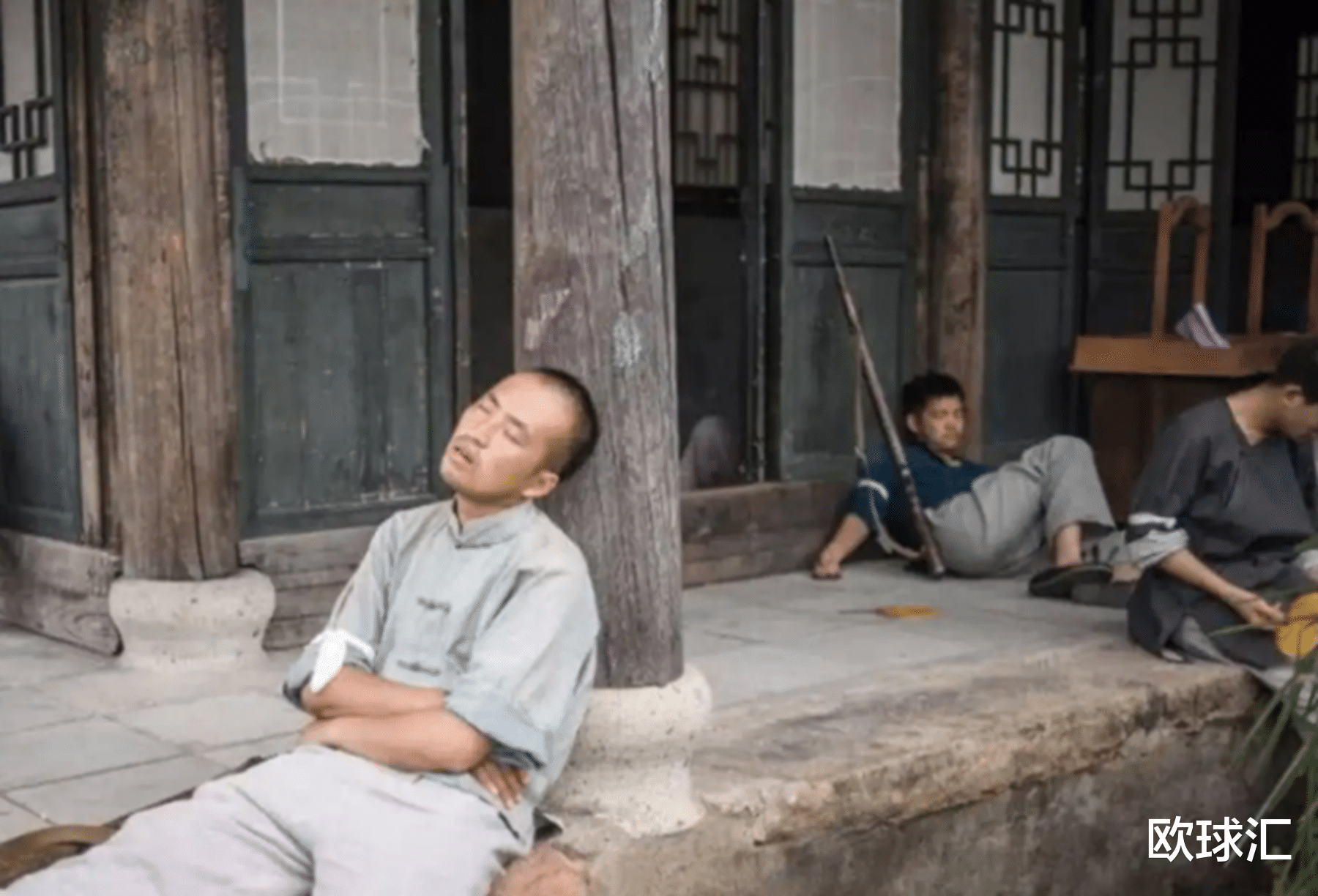 横店|横店群演“美女泛滥”，70块钱一天蹲地吃盒饭，梦想一夜成名